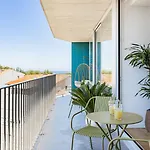 Sunny Vibes & Balcony With Pool Apartment *