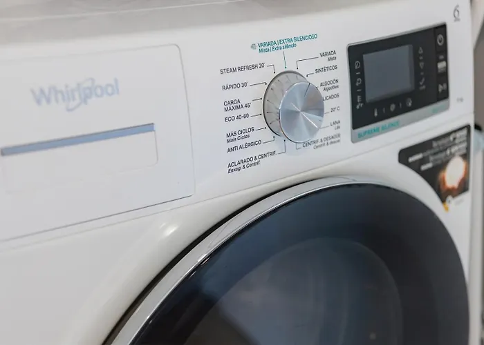 Sunny Vibes & Balcony With Pool * 埃斯平霍