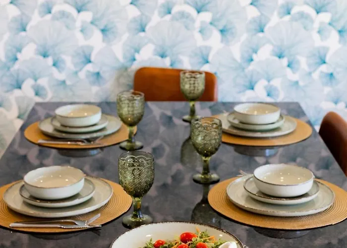 Sunny Vibes & Balcony With Pool * 埃斯平霍