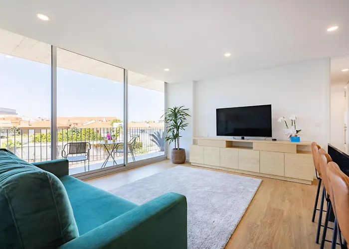 Sunny Vibes & Balcony With Pool * 埃斯平霍