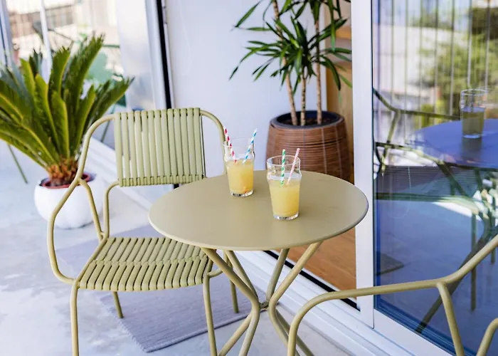 Sunny Vibes & Balcony With Pool 公寓 埃斯平霍