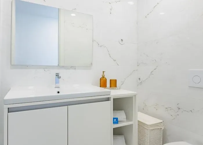 Sunny Vibes & Balcony With Pool 公寓 *