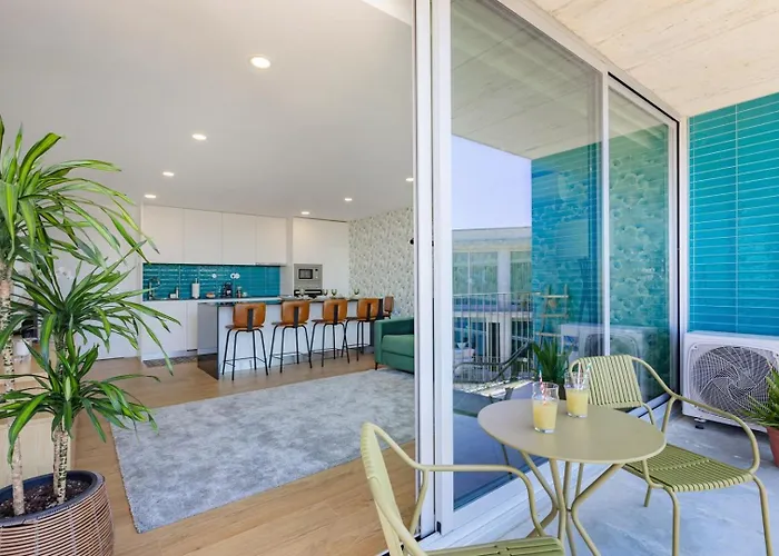 Sunny Vibes & Balcony With Pool