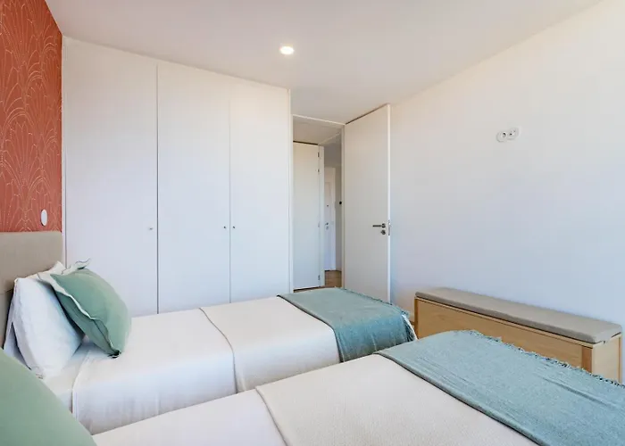 Sunny Vibes & Balcony With Pool