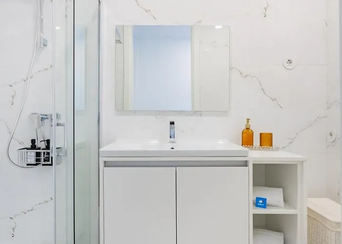 Sunny Vibes & Balcony With Pool 公寓 埃斯平霍