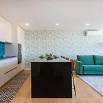 Sunny Vibes & Balcony With Pool Апартаменты