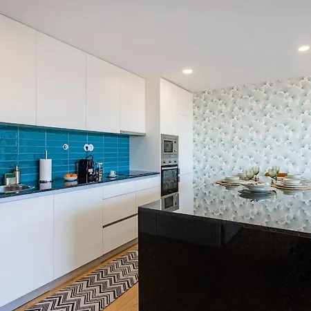 Sunny Vibes & Balcony With Pool شقة