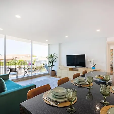 Sunny Vibes & Balcony With Pool Apartment *