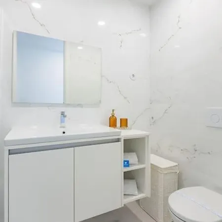 Sunny Vibes & Balcony With Pool Apartmán