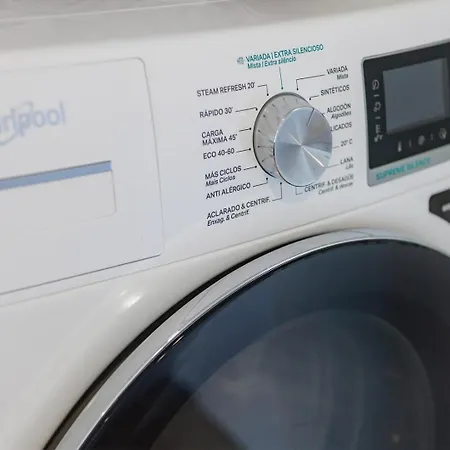 Sunny Vibes & Balcony With Pool * إسبِنو