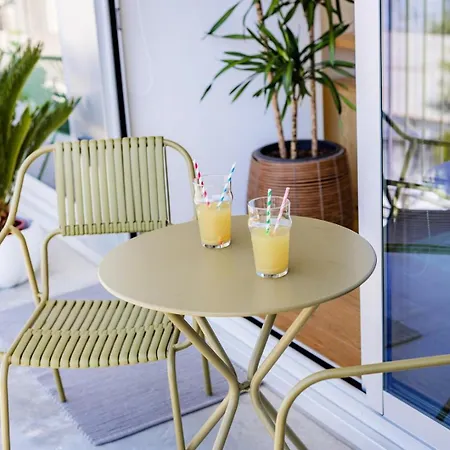 Sunny Vibes & Balcony With Pool شقة إسبِنو