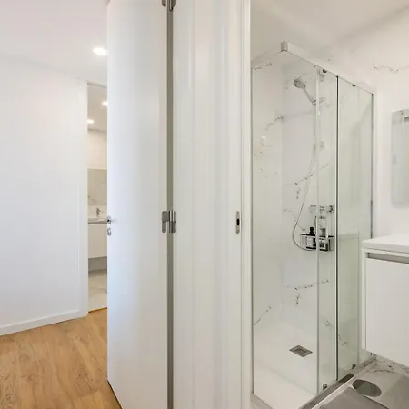 Sunny Vibes & Balcony With Pool *