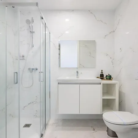 Sunny Vibes & Balcony With Pool شقة إسبِنو