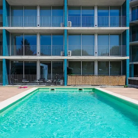 Sunny Vibes & Balcony With Pool