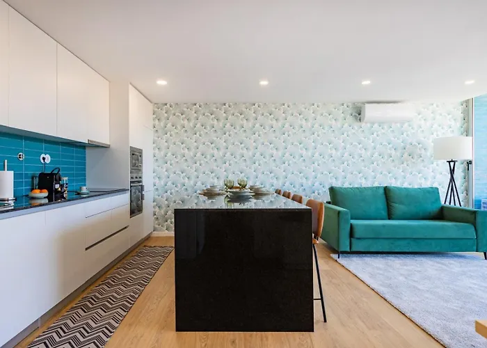 Sunny Vibes & Balcony With Pool *