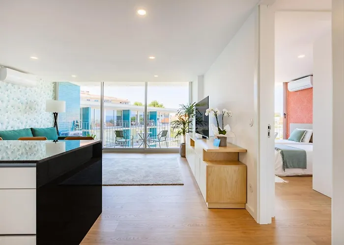 Sunny Vibes & Balcony With Pool *