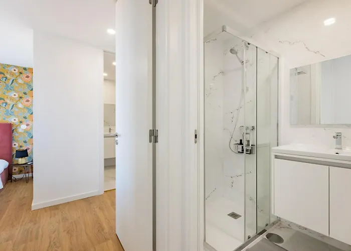 Sunny Vibes & Balcony With Pool *